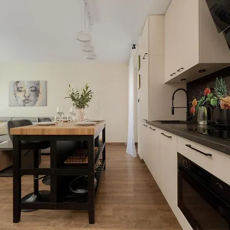 Lokum Vena With Terrace & Parking By Renters Apartmán